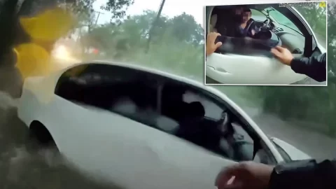 Texaský policista zachránil miminko z auta uvězněného při bleskové povodni