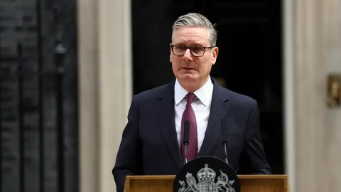 Starý politický řád Británie se hroutí