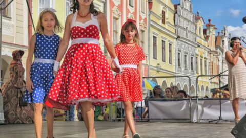 Dobová móda Telč pořádá módní přehlídky ve stopách desetiletí: Jak šel čas, Nevěsty, šátky…