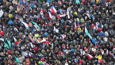 Osm z deseti Čechů vnímá spory vlády a prezidenta jako problém, dle průzkumu Kantar