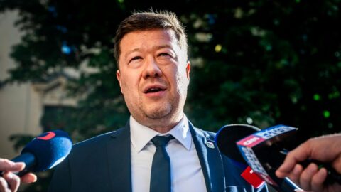 Od dnes má platit v celé EU. Česko podle Okamury migrační pakt implementovat nebude