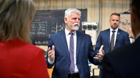 Prezident zvažoval cestu na summit NATO na motorce, dohodu s vládou stále nemá