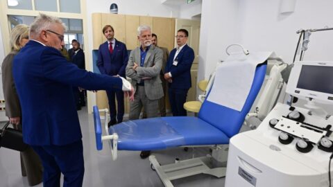 Dárců krve kvůli vyřazování starších ubývá, naposledy dnes daroval i prezident