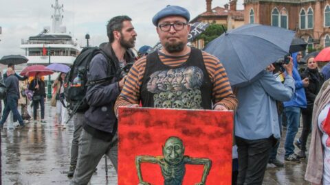 Karikaturista a kritik Putina byl zastřelen v Polsku