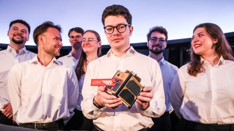 Družice studentů VUT už je ve startovacím modulu rakety Falcon 9 a čeká na let do vesmíru