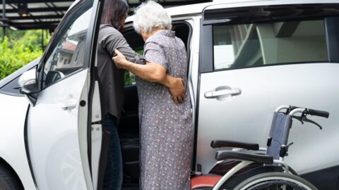 Slovensko nabídne odlehlým obcím sociální taxíky pro dopravu seniorů k lékařům. Čeští pacienti by je uvítali také