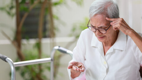 Léta jsme Alzheimerovu chorobu hledali v mozku. Nyní vědci naznačují, že může začínat jinde