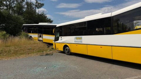 Při nehodě dvou autobusů u Oleksovic na Znojemsku se zranilo 47 lidí