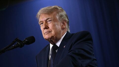 Trump hrozí Íránu zničením v reakci na výzvy k jeho zabití na Chameneího pohřbu