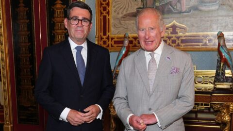 Britský král pověřil Burnhama sestavením vlády, Británie tak má nového premiéra