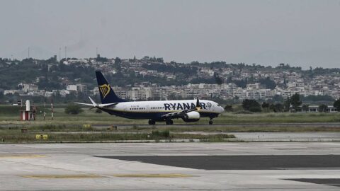 Cestujícího málem vtáhlo ven rozbité okno, Boeing 737 musel nouzově přistát v Řecku