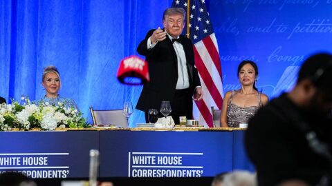 V přeloženém termínu se uskutečnila večeře korespondentů, přišel i Trump