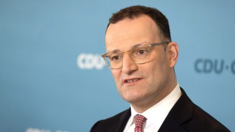 Náhradní mateřství: Německý ex-ministr Spahn je pod stále větším tlakem kvůli tomu, že si objednal dítě