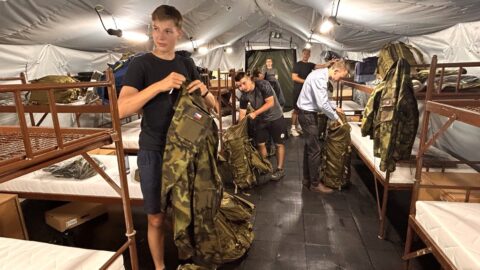 Přes tisíc studentů nastoupilo na prázdninové vojenské cvičení