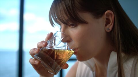 Konzumace alkoholu přináší státu více společenských nákladů než zisku, uvádí monitorovací středisko