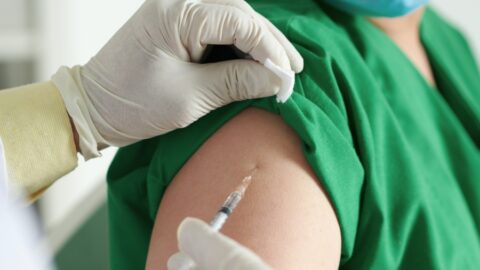 Vytvářejí mylný dojem, že vakcína proti covidu-19 chrání před infarkty, říká analytik o autorech studie