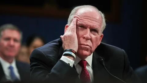 Bývalý šéf CIA žaluje Trumpa a představitele jeho administrativy. Viní je ze mstivého vyšetřování