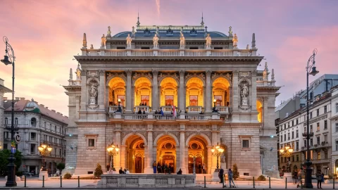 Maďarská státní opera: Umělecký výraz v kameni a mramoru