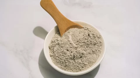 Jak může bentonitový jíl pomoci obnovit zdraví střev po antibiotikách