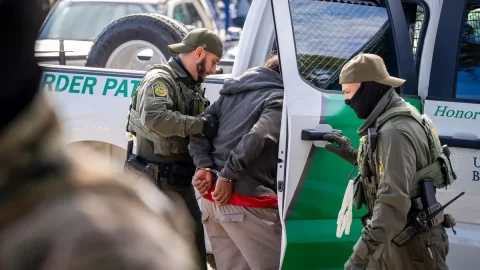 Nelegálním migrantům nadělují americké úřady tučné pokuty. Celkem už za více než 84 miliard dolarů