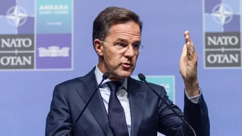 Rutte varoval NATO před naivitou vůči Pekingu po čínském raketovém testu nad Tichým oceánem