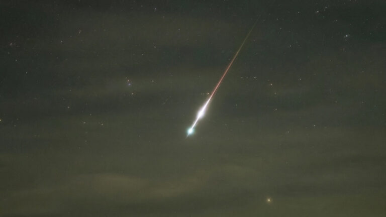Nejlepší meteorický roj roku přinese příští měsíc jasné bolidy