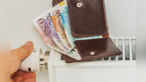 Úřad britského premiéra ohlásil záměr snížit domácnostem zdanění elektřiny