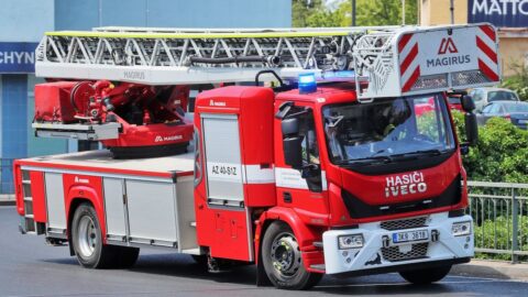 V Čelákovicích hořel sklad, hasiči už požár dohašují, škoda bude v desítkách mil