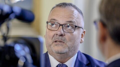 Motoristé nechtějí delší regulaci cen paliv, Bednárik chce o situaci jednat