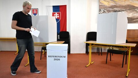 Slováci v referendu rozhodují o zrušení renty expolitikům a o obnovení úřadů