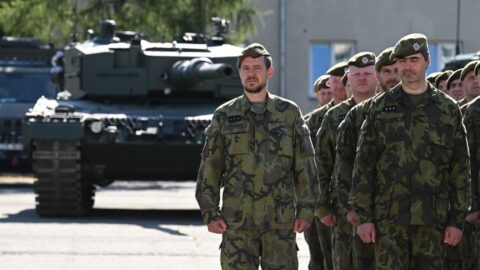 Armáda převzala poslední z 42 tanků Leopard 2A4, nahradily zastaralé stroje T-72