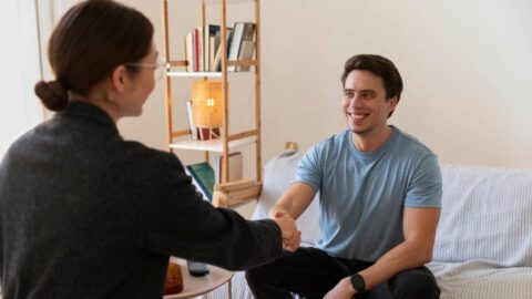 Angličanům s psychickými problémy mají pomoci centra v bankách či knihovnách