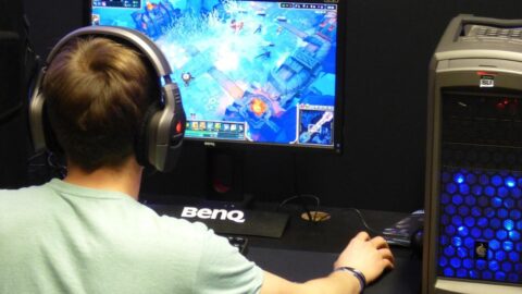 Hry mohou pomoci chlapcům překonat osamělost, u dívek to ale nefunguje stejně