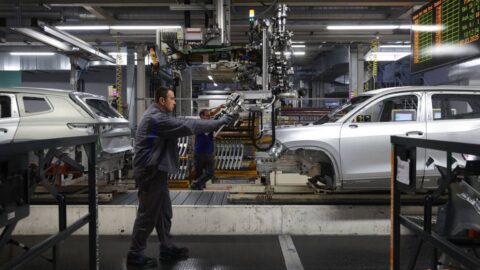 Německý automobilový gigant prohrává závod