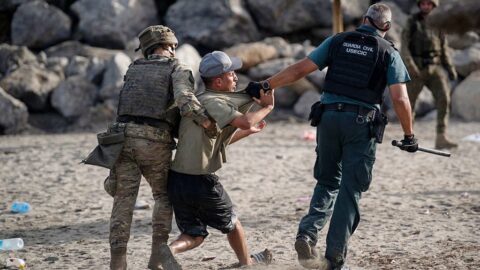 Centrum Ceuty se vrací k životu, zbývající migranty honí policisté