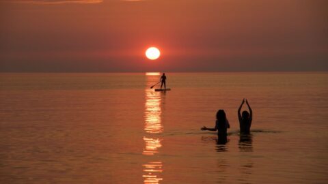 Na paddleboardu používejte bezpečnostní popruh, radí policisté a záchranáři