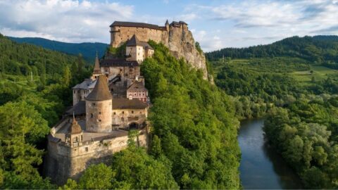 Oravský hrad: Kamenná kronika nad řekou